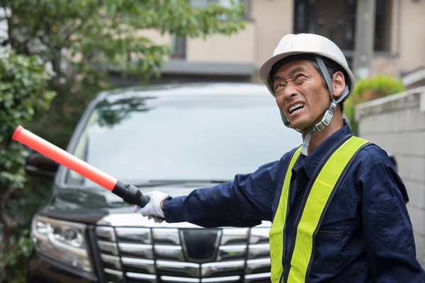自宅でノートパソコンを開く後ろ姿