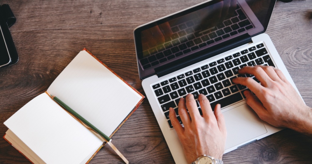 アンティークなカメラと歴史書